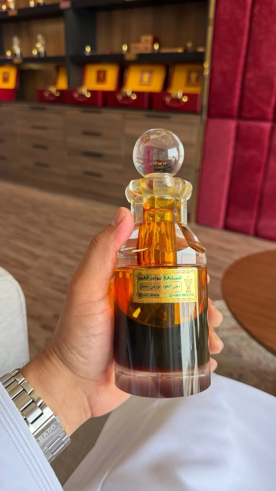قارورة كريستال من دهن العود البورمي المعتّق بسائل عميق اللون